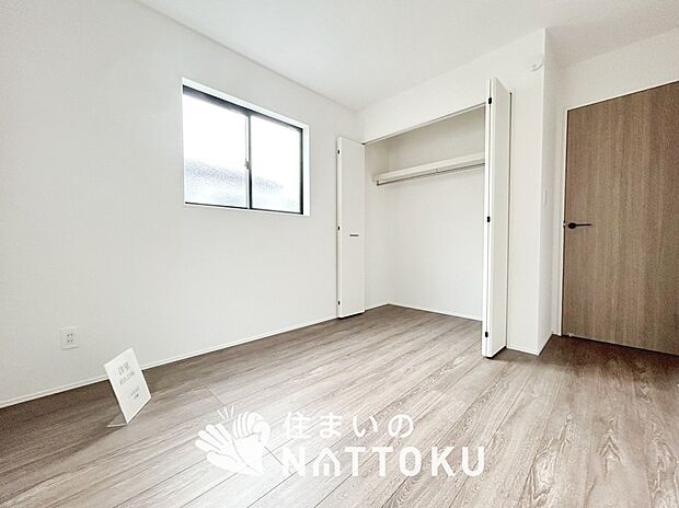 【現地写真（寝室）】木目の美しさを際立たせるシンプルデザインの建具を使用しています。