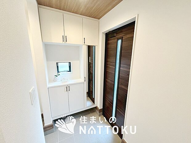 【現地写真（玄関）】玄関には、大型のシューズ収納を設置しています。