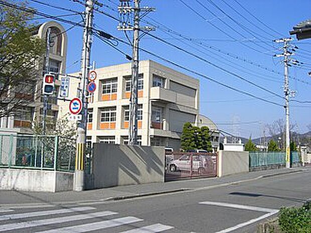 加古川市立西神吉小学校（約1,700m）