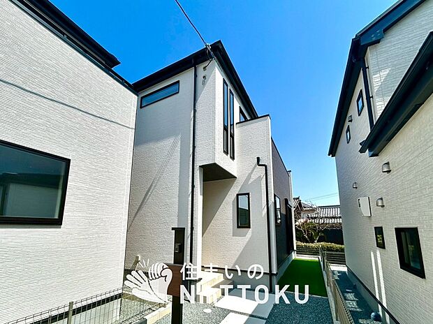 【現地写真（外観）【２号地】】軽くて火災に強い屋根材を採用し、地震時の建物への負担や揺れを軽減しています。