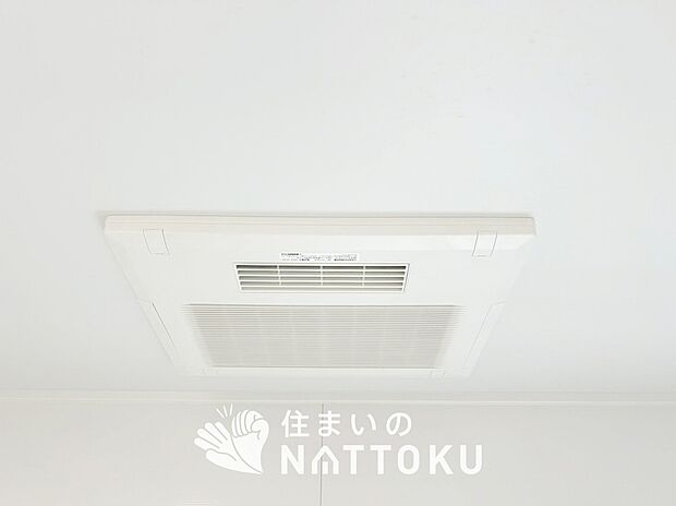 【浴室暖房換気乾燥機】サイドブロー機能で、乾燥効率アップです。
サイドに吹き出しを搭載することにより浴室内を端まで循環する気流ができ、さらに省エネ性能がアップします。