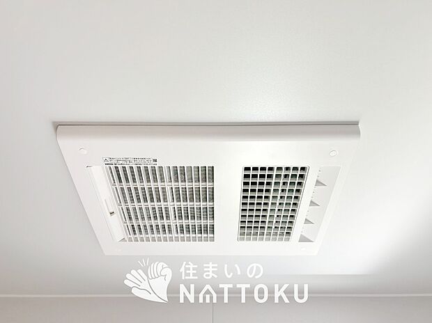 【浴室暖房換気乾燥機】サイドブロー機能で、乾燥効率アップです。
サイドに吹き出しを搭載することにより浴室内を端まで循環する気流ができ、さらに省エネ性能がアップします。