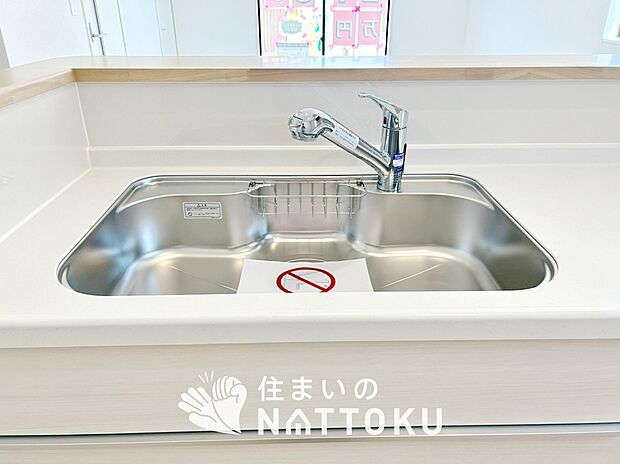 【浄水器内臓ハンドシャワー付シンク】広々とした凸型シンクに洗剤ポケットを標準装備。すっきり収納できます。
また、蛇口の先端に浄水器を内蔵しているため場所をとりません。