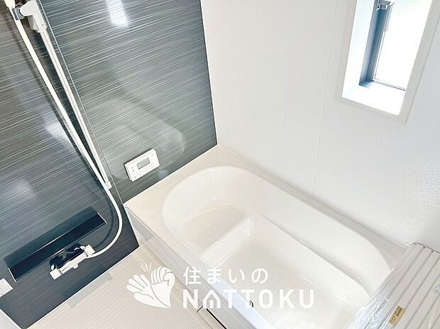 【現地写真（浴室）】浴室暖房乾燥機付き。１坪タイプで広々です。