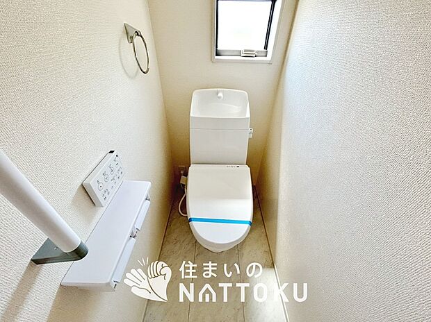 【トイレ】汚れてもサッとひと拭きでお手入れ簡単、エコ仕様の温水洗浄便座付きのトイレです。
バリアフリーにも配慮しています。