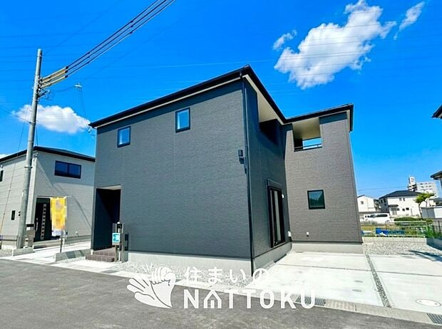 【現地写真（外観）【２号地】】軽くて火災に強い屋根材を採用し、地震時の建物への負担や揺れを軽減しています。