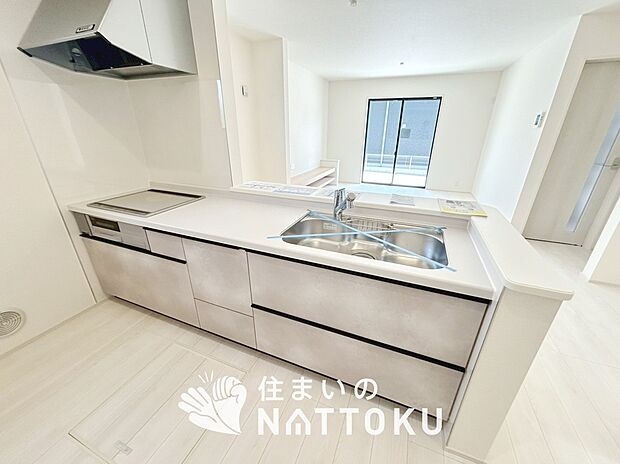 【現地写真（キッチン）】収納たっぷりのシステムキッチン、浄水器付水栓を標準装備しています。