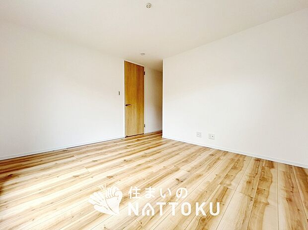 【現地写真(洋室)】木目の美しさを際立たせるシンプルデザインの建具を使用しています。