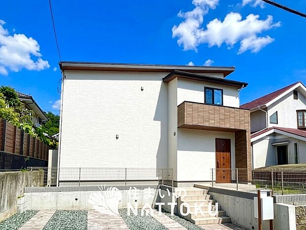 【現地写真(外観)】軽くて火災に強い屋根材を採用し、地震時の建物への負担や揺れを軽減しています。