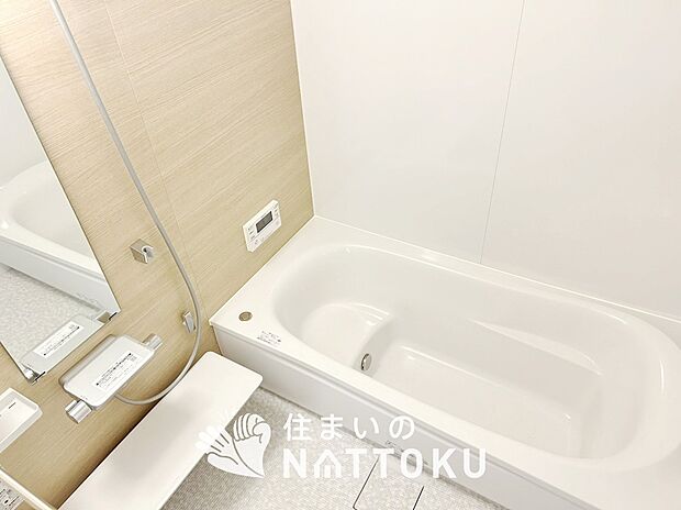 【現地写真(浴室)】浴室暖房乾燥機付き。1坪タイプで広々です。