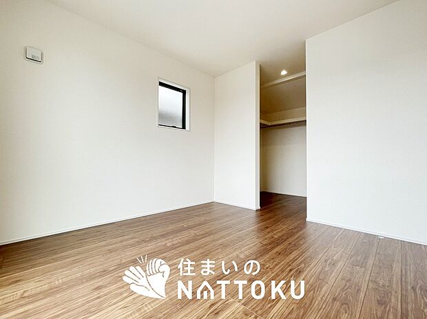 【現地写真（寝室）】木目の美しさを際立たせるシンプルデザインの建具を使用しています。