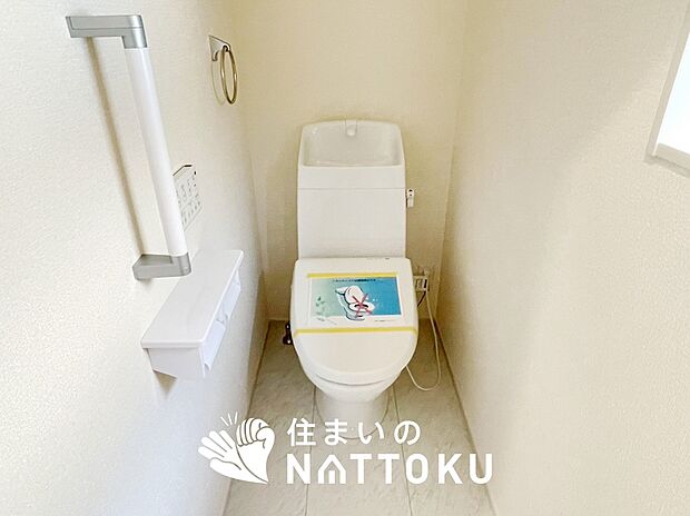 【トイレ】汚れてもサッとひと拭きでお手入れ簡単、エコ仕様の温水洗浄便座付きのトイレです。
バリアフリーにも配慮しています。