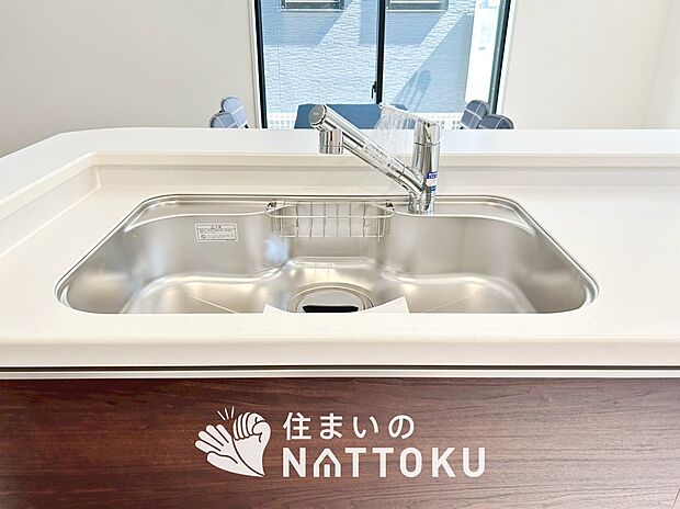 【浄水器内臓型ハンドシャワー付シンク】傷や汚れが付きにくい静音仕様の全面エンボス加工シンク。
また、蛇口の先端に浄水器を内蔵。浄水シャワーが使える毎分4リットルのたっぷり浄水。