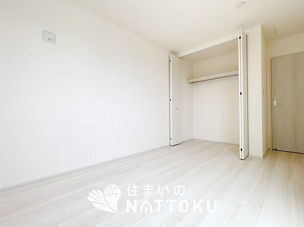 【現地写真（洋室）】木目の美しさを際立たせるシンプルデザインの建具を使用しています。