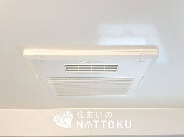 【電気式浴室暖房換気乾燥機】寒い冬場はあたたかく、暑い夏場は扇風機のような心地よさです。
雨の日は、浴室が衣類乾燥スペースになります。