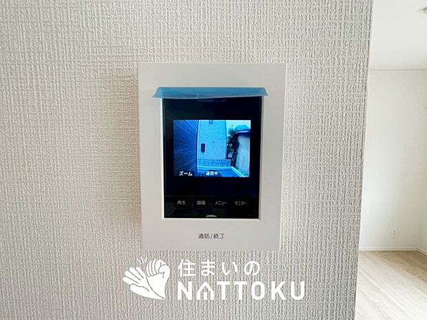 【TVモニター付インターホン】手放し通話ができ、送話表示灯で送話・受話状態が確認できます。
映像と音声で玄関先の様子をチェックできるモニター機能や、夜間の訪問者の顔も確認できるLEDライトを装備しています。