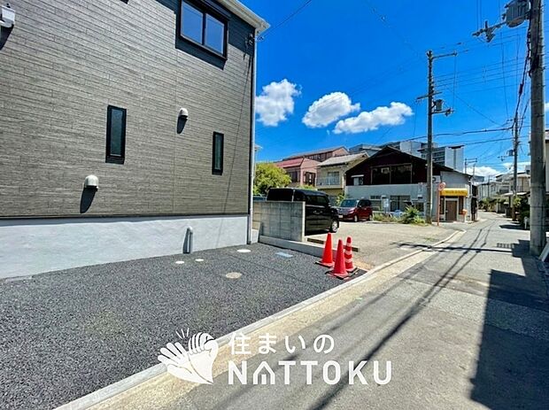 【現地写真（前道含む外観）】軽くて火災に強い屋根材を採用し、地震時の建物への負担や揺れを軽減しています。