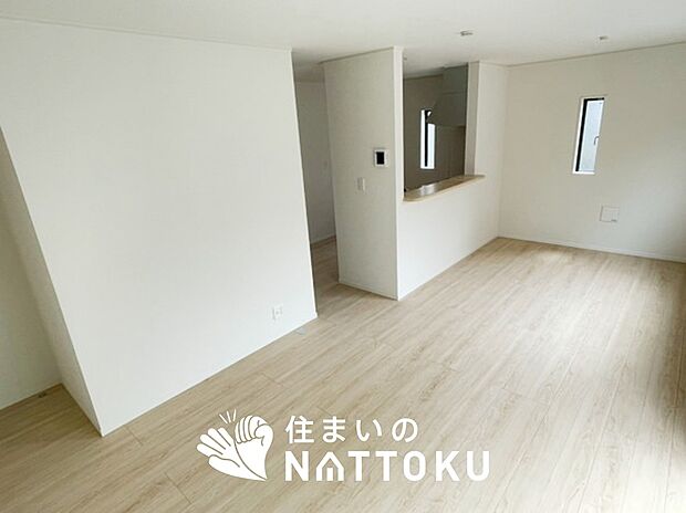 【現地写真（リビング）】フローリング材には、木目、色調など木材特有の風合いがあり、ナチュラルな美しさになっています。