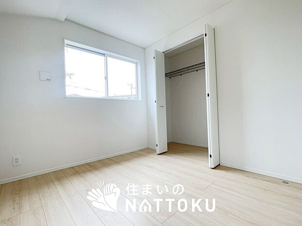 【現地写真（寝室）】木目の美しさを際立たせるシンプルデザインの建具を使用しています。