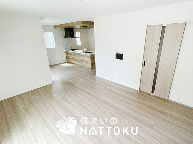 【現地写真（リビング）】フローリング材には、木目、色調など木材特有の風合いがあり、ナチュラルな美しさになっています。
