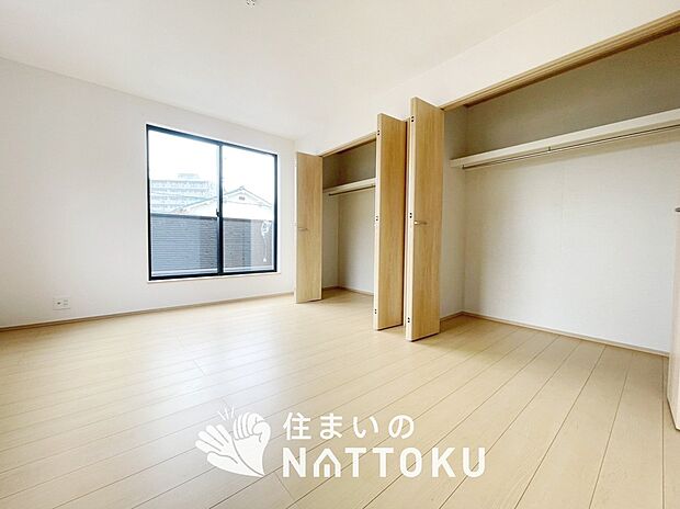 【現地写真（寝室）】木目の美しさを際立たせるシンプルデザインの建具を使用しています。