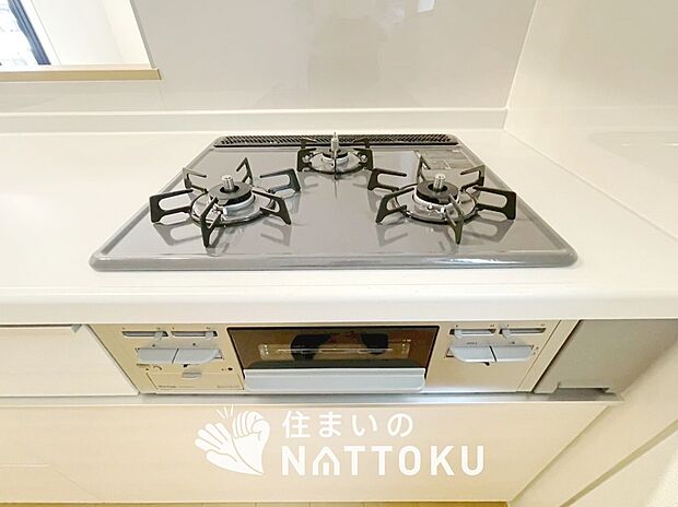 【ビルトインコンロ】フラットな構造で清掃性が高く、過熱防止センサー付３口タイプで日頃の家事も快適です。