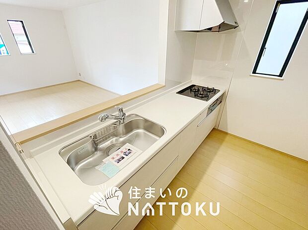 【現地写真（キッチン）】収納たっぷりのシステムキッチン、浄水器付水栓を標準装備しています。