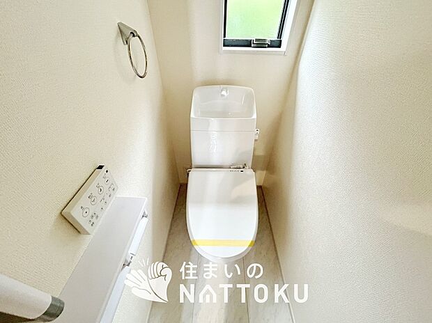 【トイレ】汚れてもサッとひと拭きでお手入れ簡単、エコ仕様の温水洗浄便座付きのトイレです。
バリアフリーにも配慮しています。