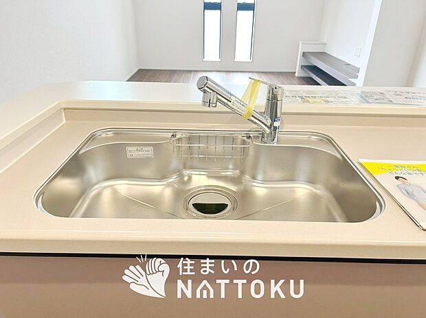 【浄水器内臓型ハンドシャワー付シンク】傷や汚れが付きにくい静音仕様の全面エンボス加工シンク。
また、蛇口の先端に浄水器を内蔵。浄水シャワーが使える毎分4リットルのたっぷり浄水。