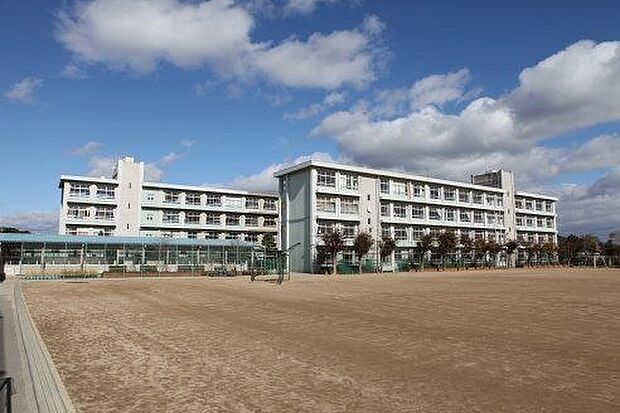 姫路市立朝日中学校（約2,000m）