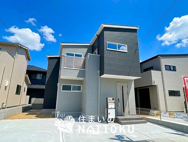 【現地写真（外観）【２号地】】軽くて火災に強い屋根材を採用し、地震時の建物への負担や揺れを軽減しています。