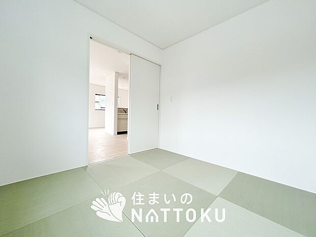 【現地写真（和室）】大壁仕様の新和室。くつろぎの空間です。