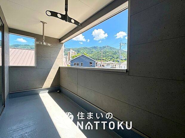 【バルコニー】奥行きが広く、洗濯物をゆったりと干せる十分な広さで、家族の洗濯も捗ります。