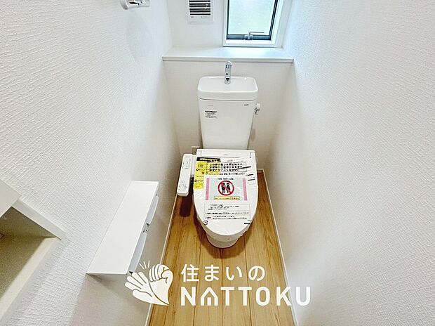 【トイレ】汚れてもサッとひと拭きでお手入れ簡単、エコ仕様の温水洗浄便座付きのトイレです。
バリアフリーにも配慮しています。