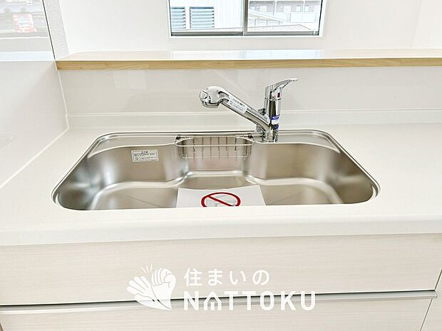 【浄水器内臓ハンドシャワー付シンク】広々とした凸型シンクに洗剤ポケットを標準装備。すっきり収納できます。
また、蛇口の先端に浄水器を内蔵しているため場所をとりません。