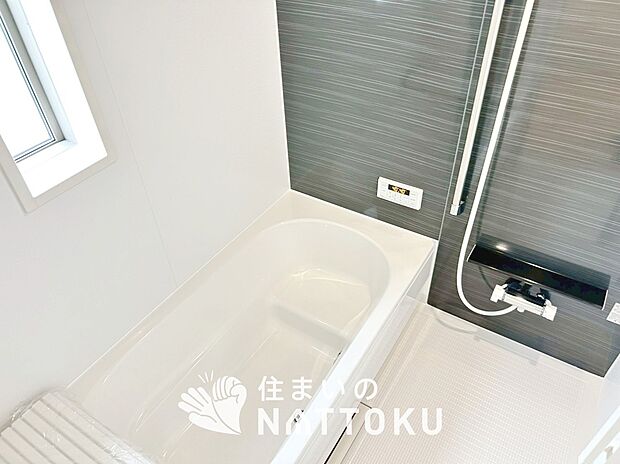 【現地写真（浴室）】浴室暖房乾燥機付き。１坪タイプで広々です。
