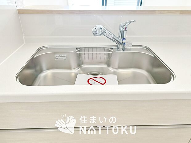 【浄水器内臓ハンドシャワー付シンク】広々とした凸型シンクに洗剤ポケットを標準装備。すっきり収納できます。
また、蛇口の先端に浄水器を内蔵しているため場所をとりません。