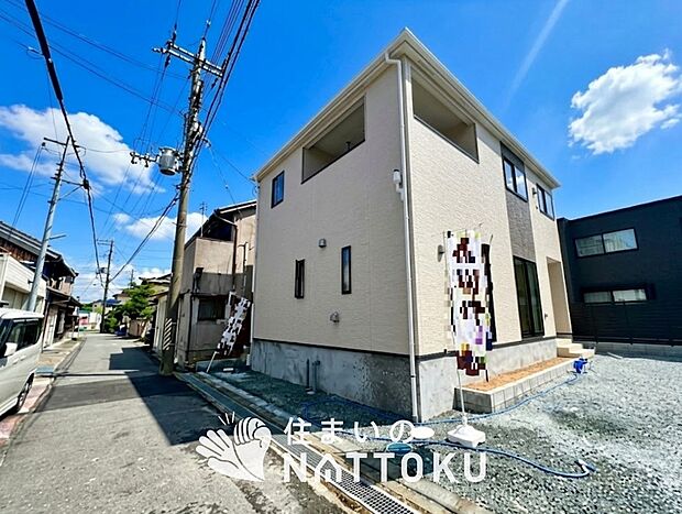 【現地写真（前道含む外観）】軽くて火災に強い屋根材を採用し、地震時の建物への負担や揺れを軽減しています。