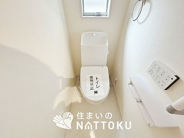 【トイレ】汚れてもサッとひと拭きでお手入れ簡単、エコ仕様の温水洗浄便座付きのトイレです。
バリアフリーにも配慮しています。