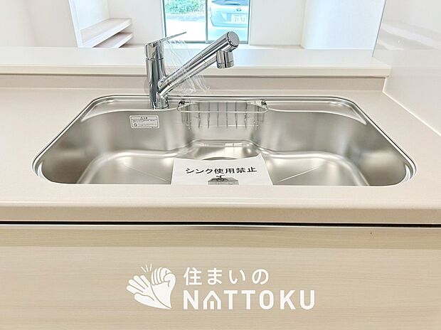 【浄水器内臓型ハンドシャワー付シンク】傷や汚れが付きにくい静音仕様の全面エンボス加工シンク。
また、蛇口の先端に浄水器を内蔵。浄水シャワーが使える毎分4リットルのたっぷり浄水。