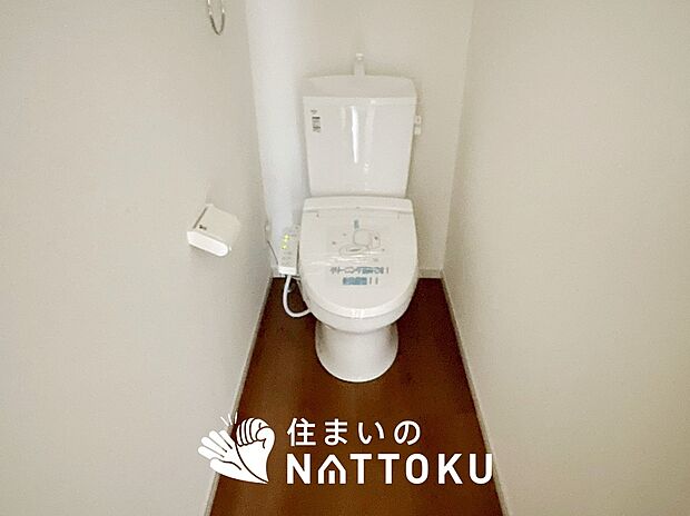 【トイレ】汚れてもサッとひと拭きでお手入れ簡単、エコ仕様の温水洗浄便座付きのトイレです。
バリアフリーにも配慮しています。