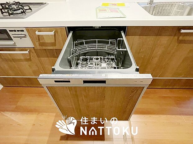 【食器洗い乾燥機】食後の時間にゆとりを与えてくれる食器洗い乾燥機。
操作ボタンも上面にあるので、腰をかがめずに操作ができラクラクです。