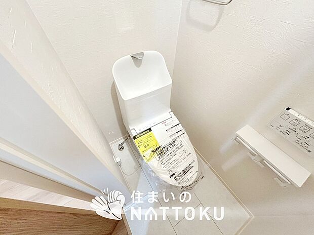 【トイレ】汚れてもサッとひと拭きでお手入れ簡単、エコ仕様の温水洗浄便座付きのトイレです。
バリアフリーにも配慮しています。