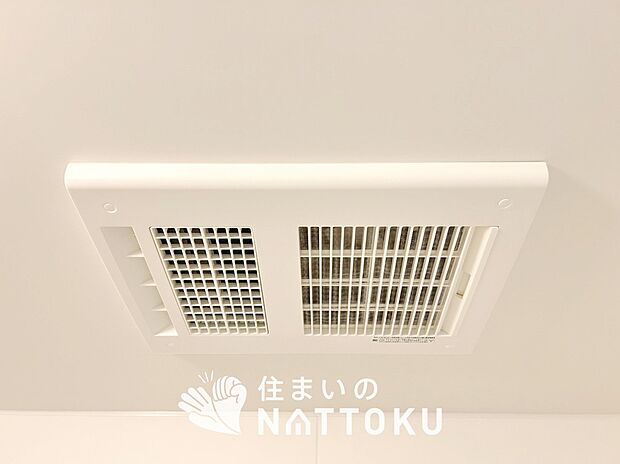 【浴室暖房換気乾燥機】入浴後の水滴や湿気を排出し、カビの発生や臭いを抑制します。
雨の日の洗濯物にも効果的です。