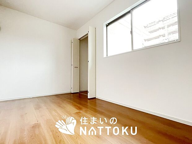 【現地写真(洋室)】木目の美しさを際立たせるシンプルデザインの建具を使用しています。