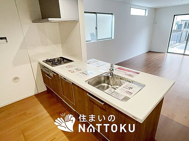 【現地写真(キッチン)】収納たっぷりのシステムキッチン、浄水器付水栓を標準装備しています。