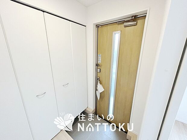 【現地写真(玄関)】玄関には、大型のシューズ収納を設置しています。