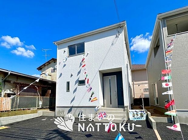 【現地写真(外観)【3号地】】軽くて火災に強い屋根材を採用し、地震時の建物への負担や揺れを軽減しています。