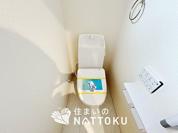 【トイレ】汚れてもサッとひと拭きでお手入れ簡単、エコ仕様の温水洗浄便座付きのトイレです。
バリアフリーにも配慮しています。