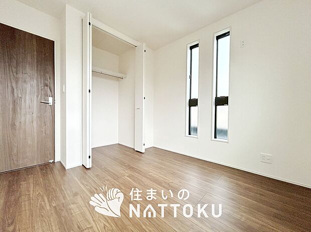 【現地写真(洋室)】木目の美しさを際立たせるシンプルデザインの建具を使用しています。